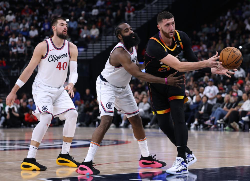 更显示出他 更显示出他