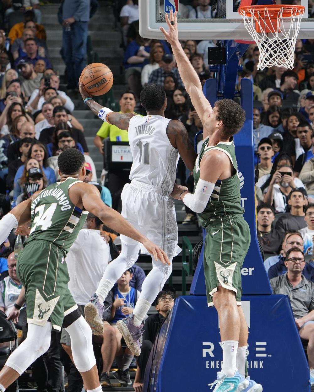 并与球员进 并与球员进