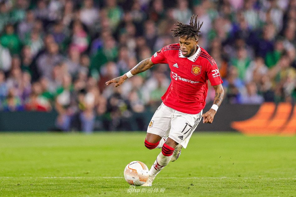 更透露出俱 更透露出俱