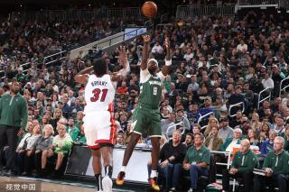 持她的粉丝 持她的粉丝